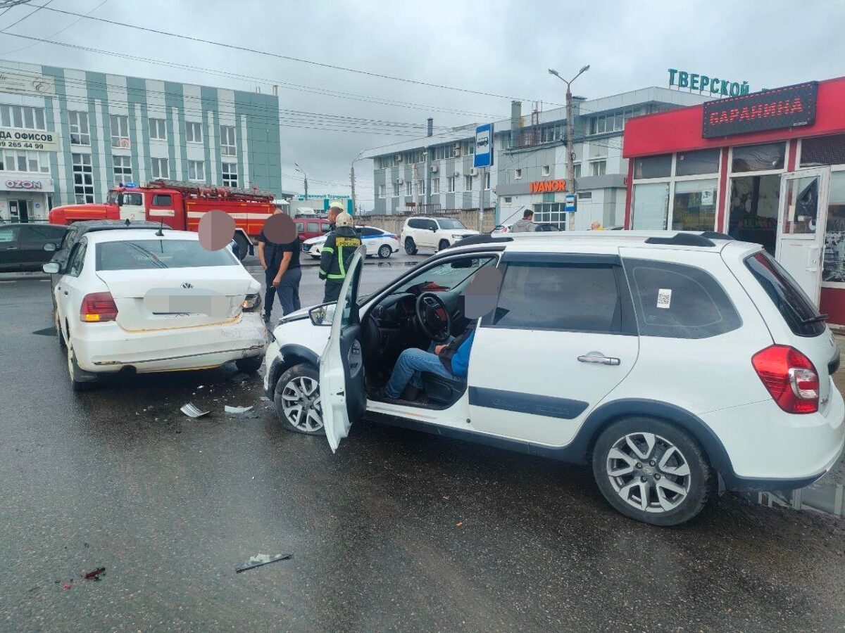 В Твери пьяный водитель на "Гранте" устроил массовое ДТП