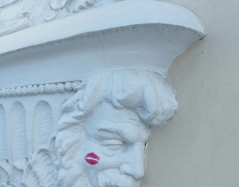 В Твери неизвестные зацеловали стены театра драмы