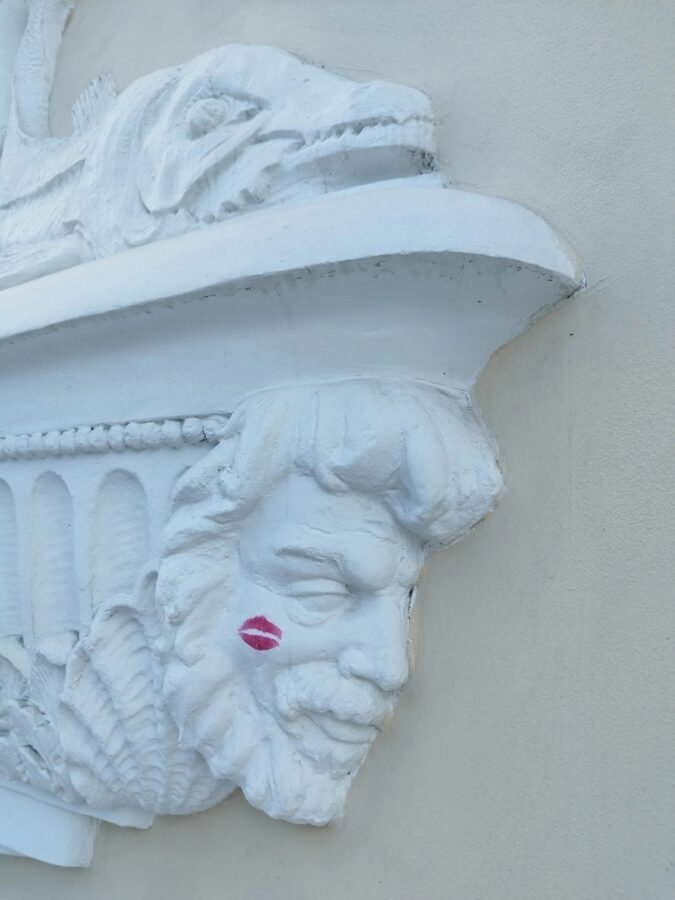 В Твери неизвестные зацеловали стены театра драмы