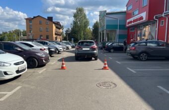 6-летняя девочка попала под колёса иномарки на парковке в Тверской области