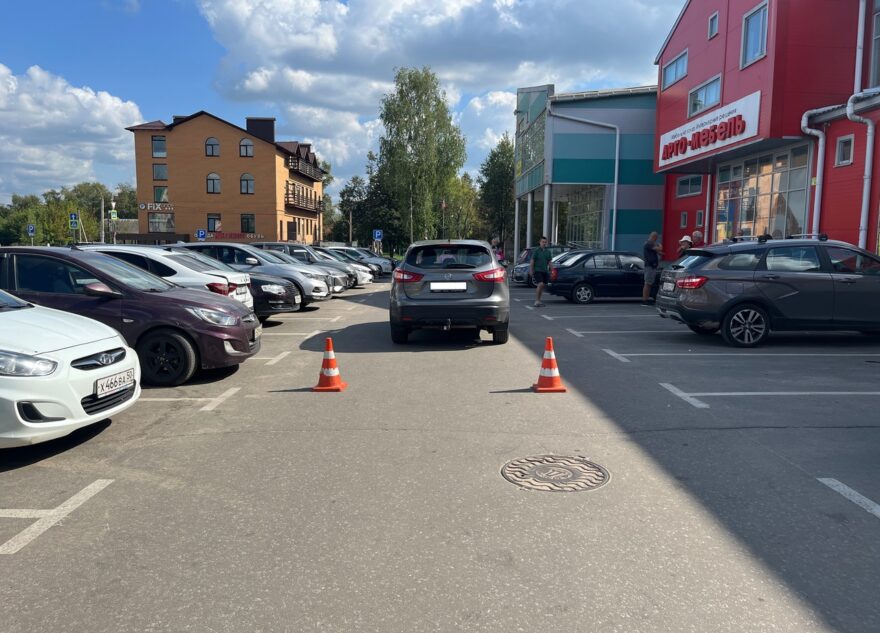 6-летняя девочка попала под колёса иномарки на парковке в Тверской области