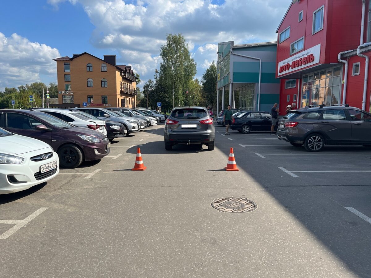 6-летняя девочка попала под колёса иномарки на парковке в Тверской области