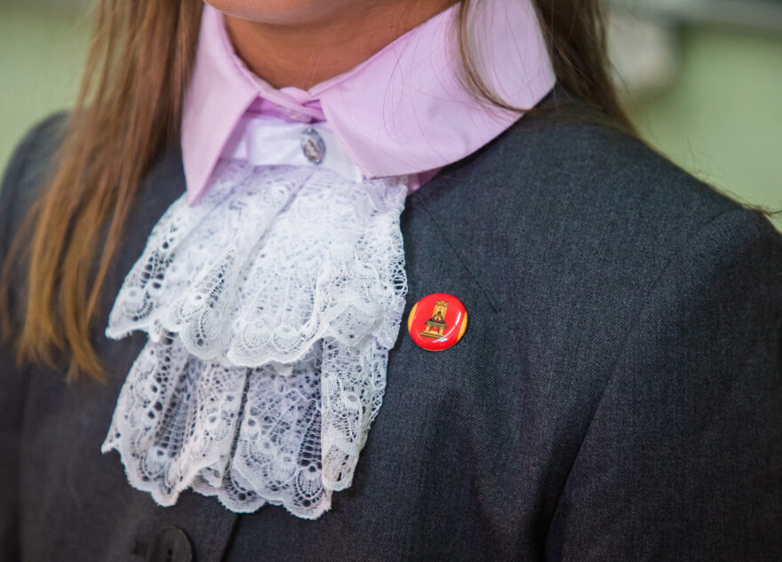 В Тверской области продолжается выдача бесплатной школьной формы для детей из многодетных семей