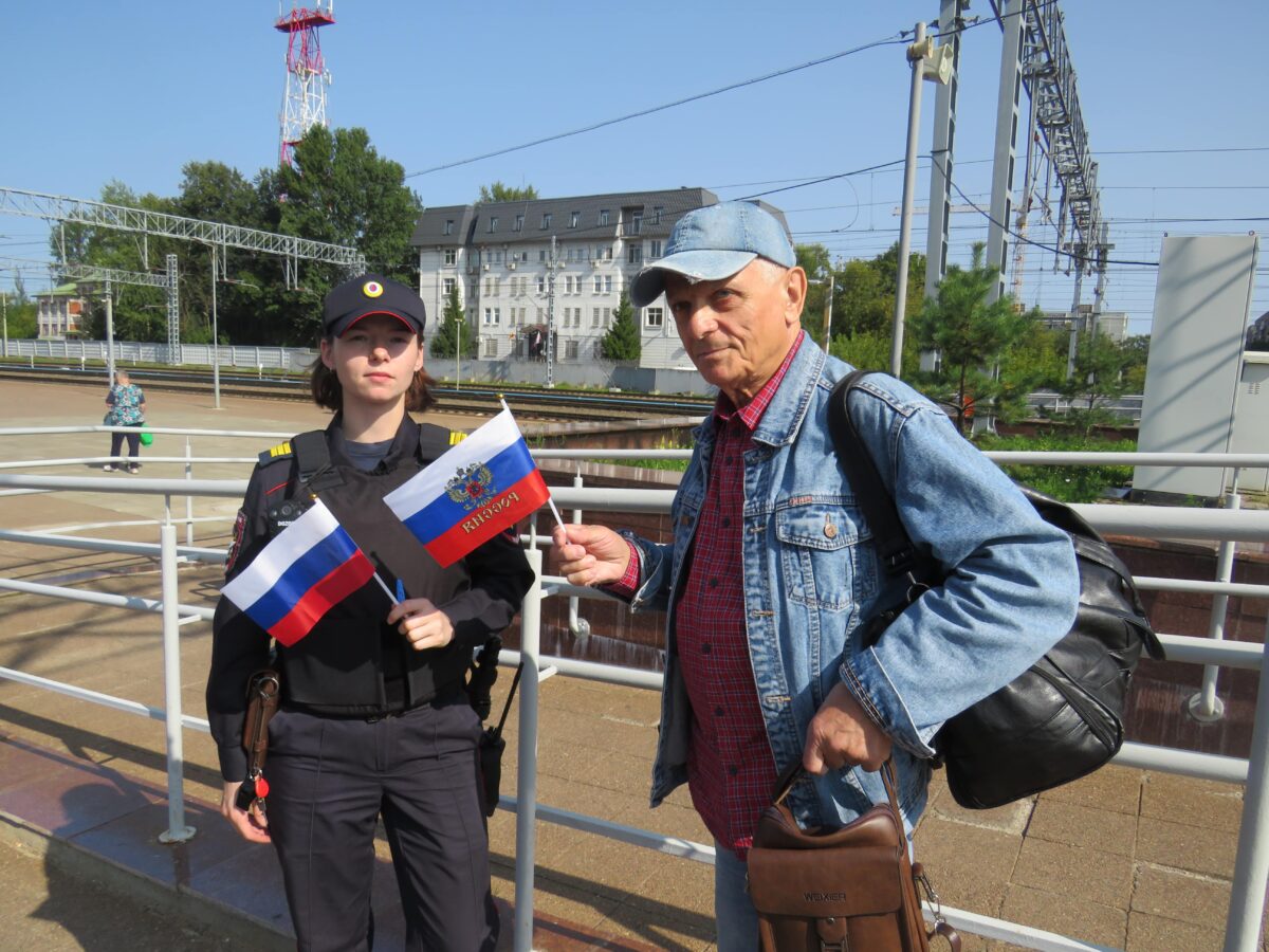 В Твери на железнодорожном вокзале прошла патриотическая акция «Флаг России - наша гордость»