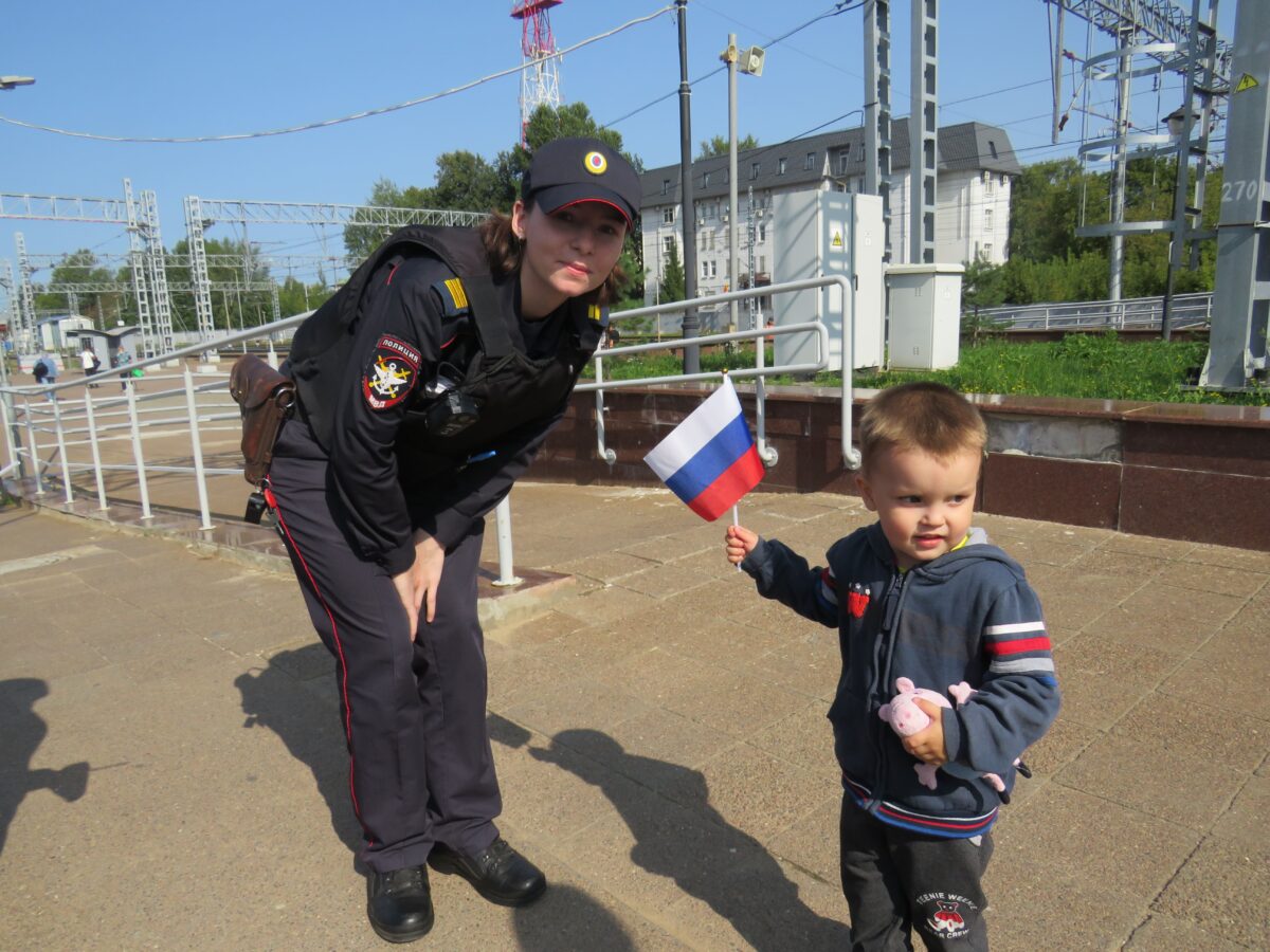 В Твери на железнодорожном вокзале прошла патриотическая акция «Флаг России - наша гордость»