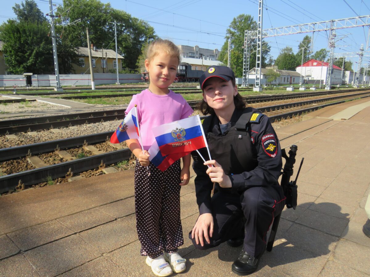В Твери на железнодорожном вокзале прошла патриотическая акция «Флаг России - наша гордость»
