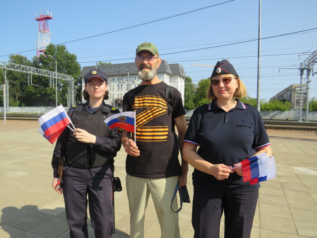 В Твери на железнодорожном вокзале прошла патриотическая акция «Флаг России - наша гордость»