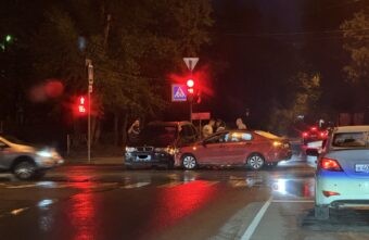 В Твери на Орджоникидзе столкнулись BMW и Kia Rio В Твери на Орджоникидзе столкнулись BMW и Kia Rio