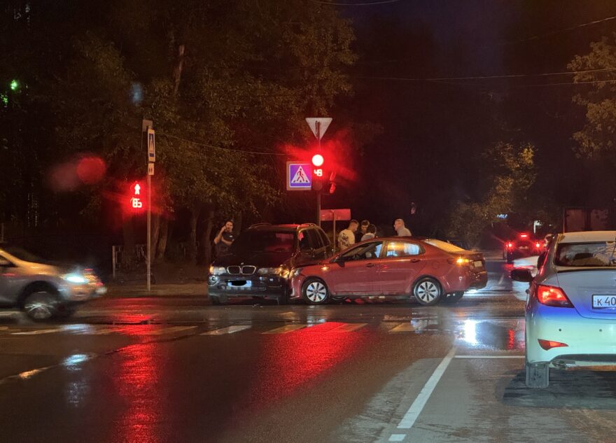 В Твери на Орджоникидзе столкнулись BMW и Kia Rio