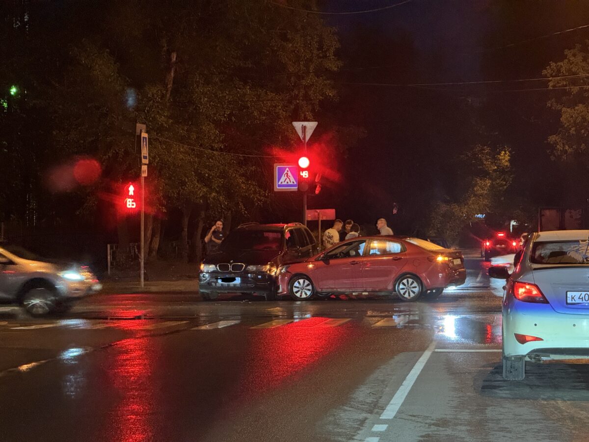 В Твери на Орджоникидзе столкнулись BMW и Kia Rio