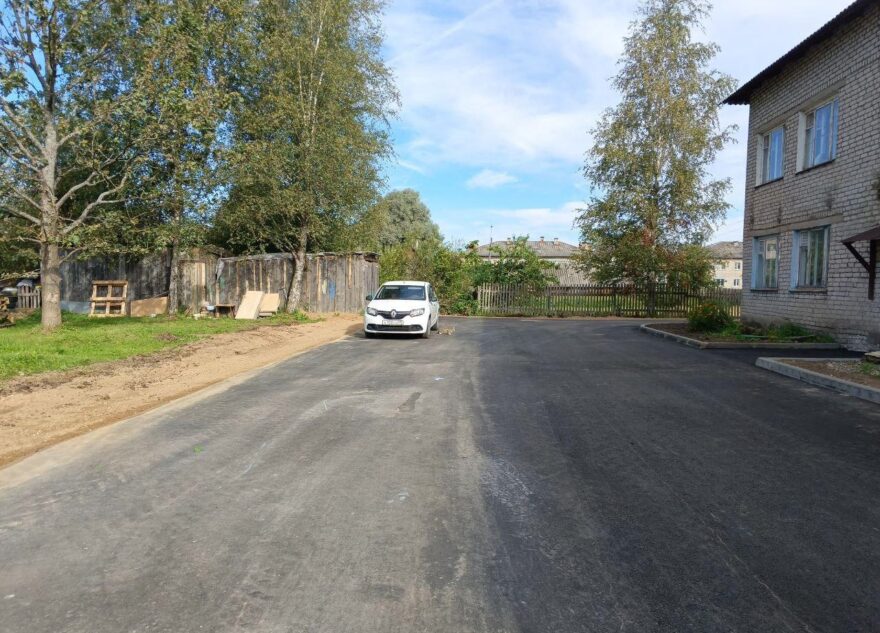 В Торопце продолжают ремонтировать дворы