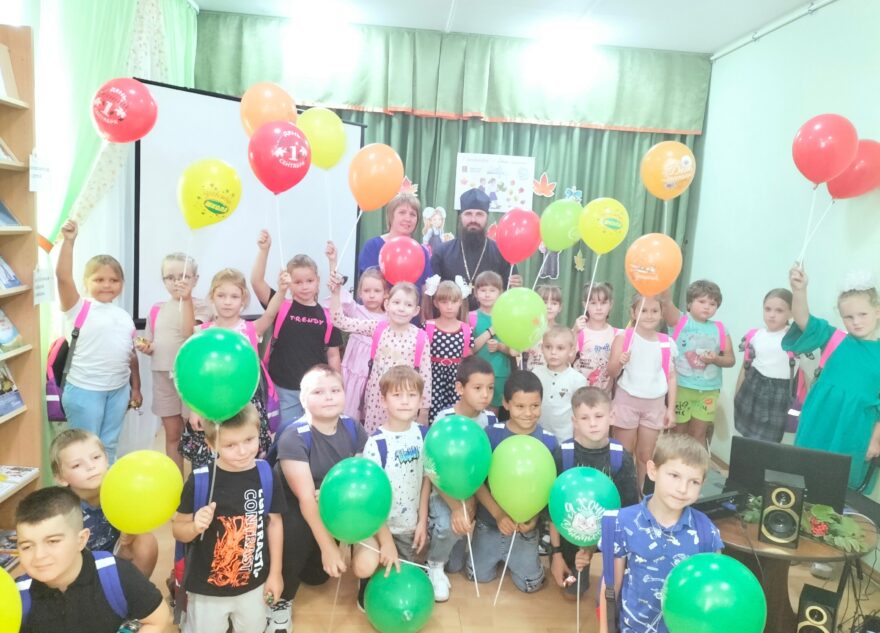 Калязинским детям вручили подарочные набору к новому учебному году