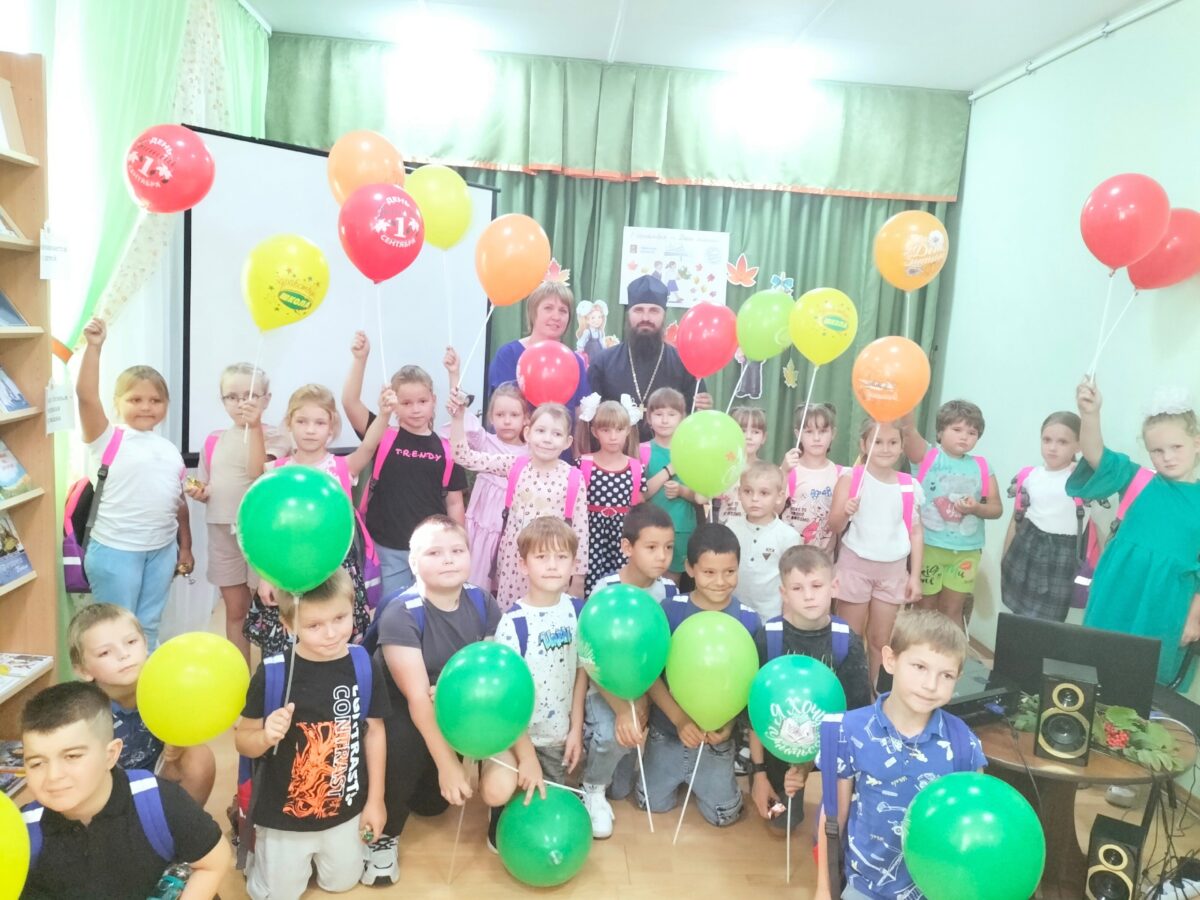 Калязинским детям вручили подарочные набору к новому учебному году