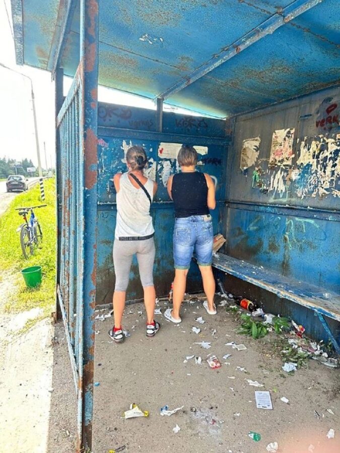 Жители Тверской области своими силами приводят в порядок автобусные остановки