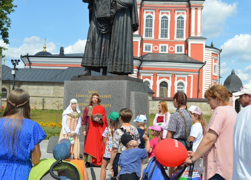 Библиотекари провели для торопецких семей прогулку по древнему городу