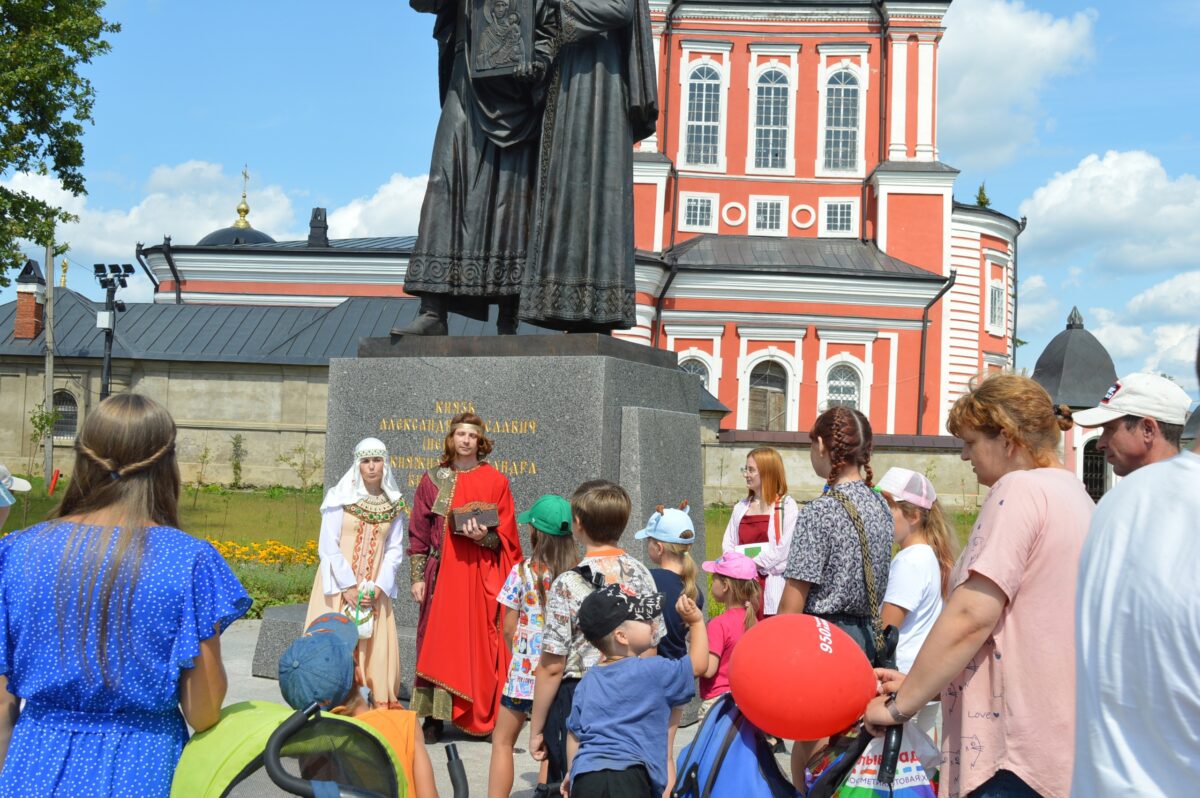 Библиотекари провели для торопецких семей прогулку по древнему городу