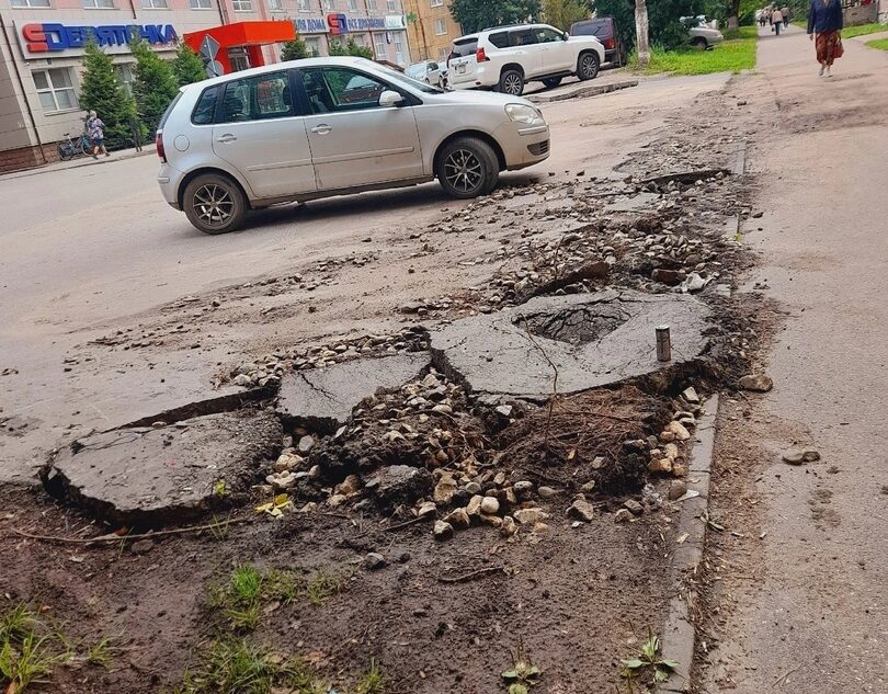В Тверской области по всему городу разворочен асфальт