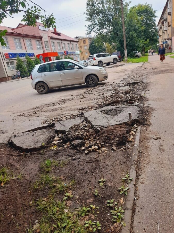 В Тверской области по всему городу разворочен асфальт