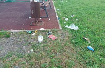 Спортивная площадка в Тверской области превратилась в помойку