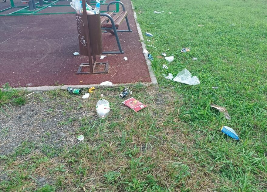 Спортивная площадка в Тверской области превратилась в помойку