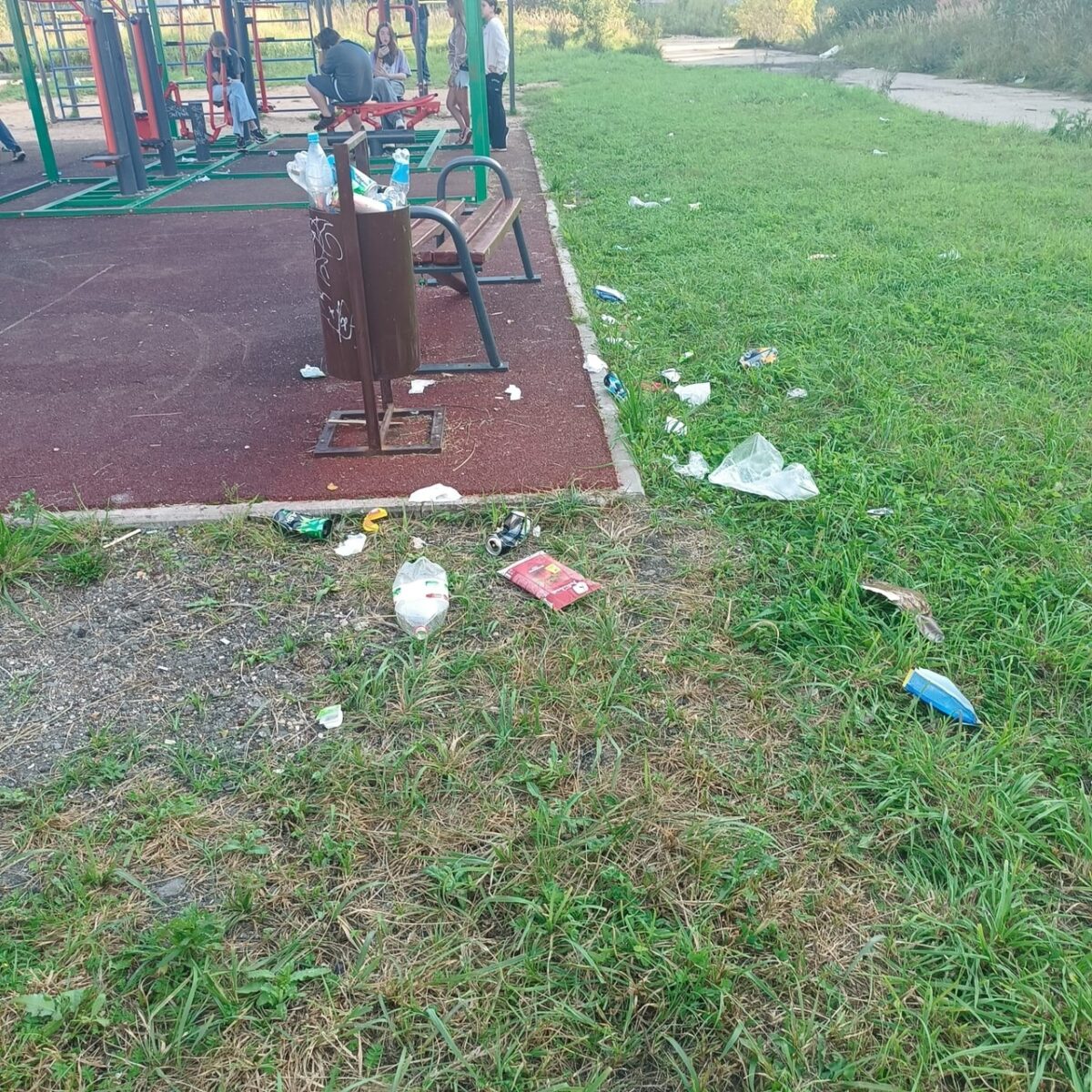 Спортивная площадка в Тверской области превратилась в помойку