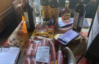 Житель Тверской области украл для застолья 16 бутылок алкоголя, сосиски и шоколад Житель Тверской области украл для застолья 16 бутылок алкоголя, сосиски и шоколад