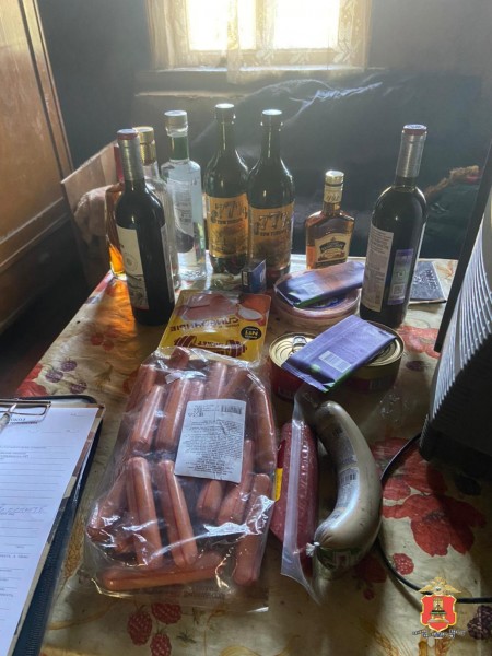 Житель Тверской области украл для застолья 16 бутылок алкоголя, сосиски и шоколад