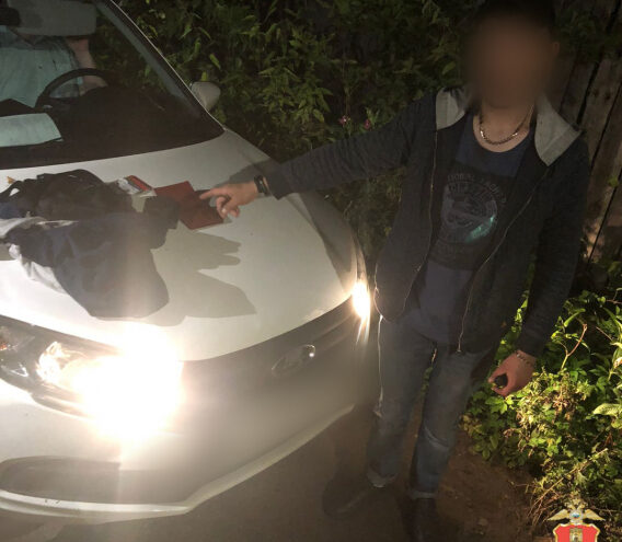 В Твери по горячим следам задержали подозреваемого в краже из автомобиля В Твери по горячим следам задержали подозреваемого в краже из автомобиля