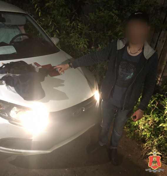 В Твери по горячим следам задержали подозреваемого в краже из автомобиля