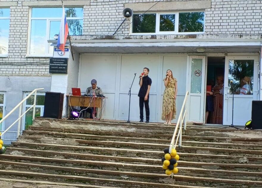 В Вышневолоцком округе отметили праздник с мороженым от Главы