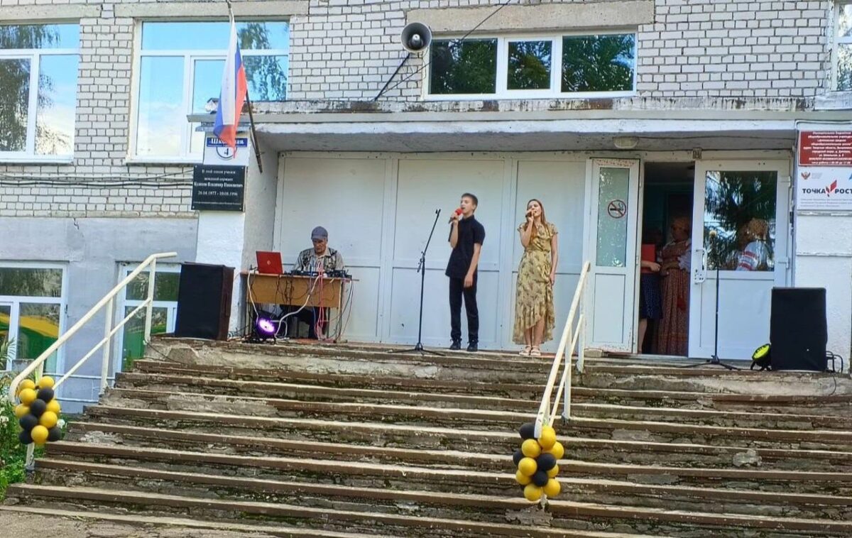 В Вышневолоцком округе отметили праздник с мороженым от Главы