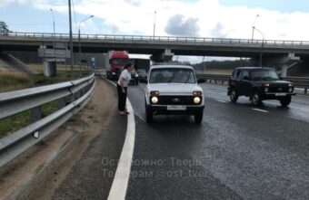 В Тверской области водитель "Нивы" спровоцировал массовое ДТП и уехал по важным делам В Тверской области водитель "Нивы" спровоцировал массовое ДТП и уехал по важным делам