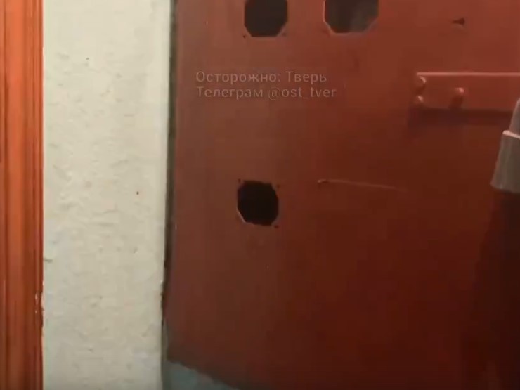 В жилом доме в Твери несколько лет водой заливает электрощитки и квартиры