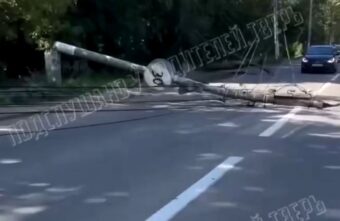 В Твери на машины посреди дороги упала опора ЛЭП