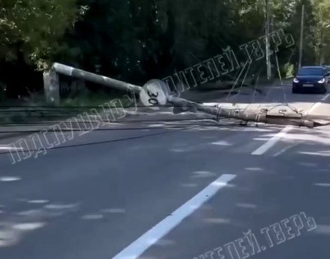 В Твери на машины посреди дороги упала опора ЛЭП