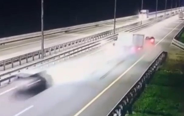Опубликовано видео страшной аварии в Тверской области с четырьмя погибшими Опубликовано видео страшной аварии в Тверской области с четырьмя погибшими