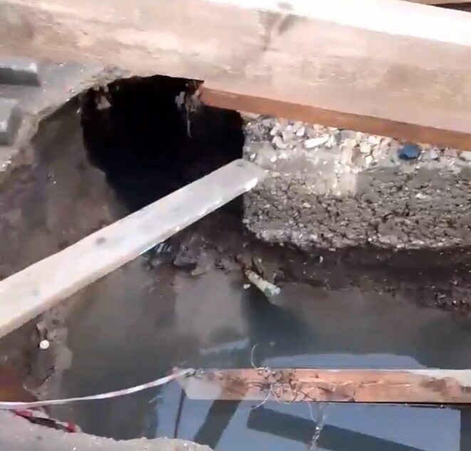 Возле школы в Тверской области образовалась большая яма