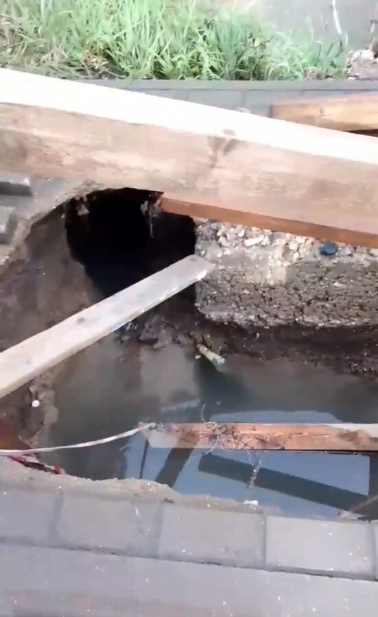 Возле школы в Тверской области образовалась большая яма