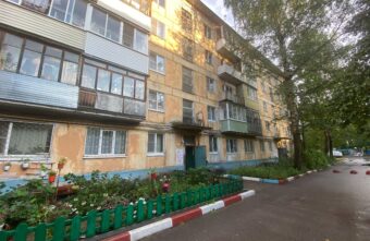 В Твери маленький ребенок выпал из окна 3-го этажа дома В Твери маленький ребенок выпал из окна 3-го этажа дома