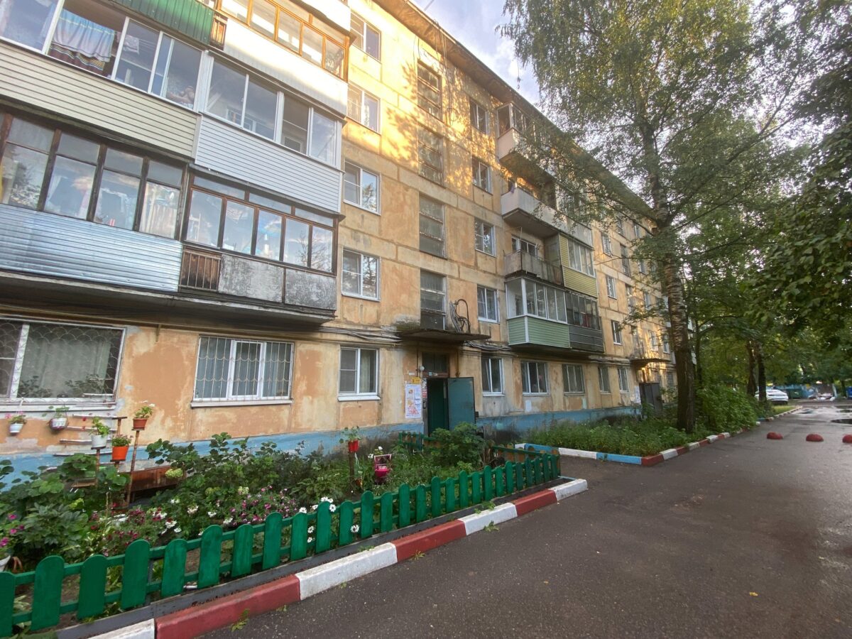 В Твери маленький ребенок выпал из окна 3-го этажа дома В Твери маленький ребенок выпал из окна 3-го этажа дома