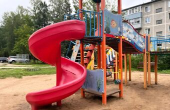 В Тверской области девочка разбила спину о металлическую балку В Тверской области девочка разбила спину о металлическую балку