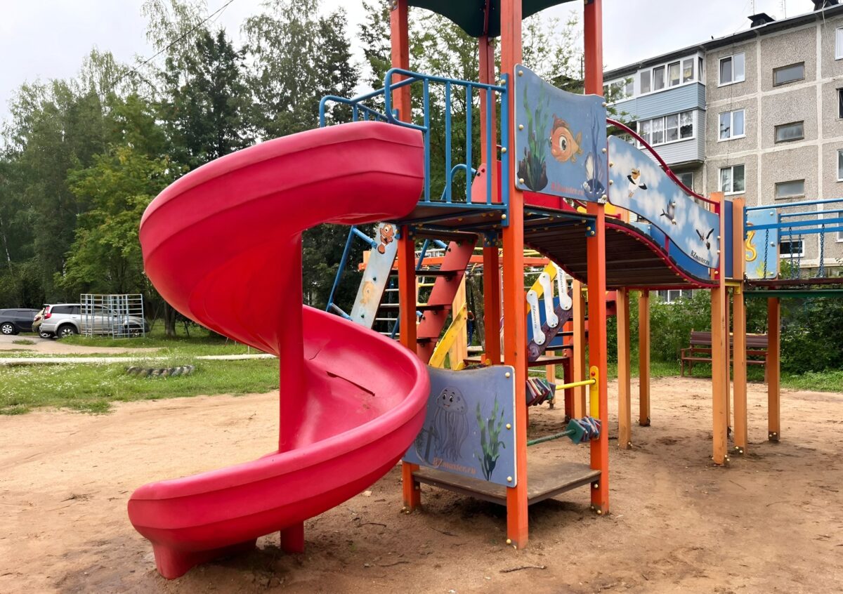 В Тверской области девочка разбила спину о металлическую балку