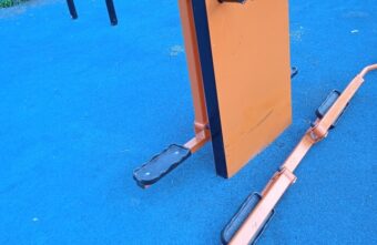 В Тверской области неизвестный уничтожил тренажер на детской площадке