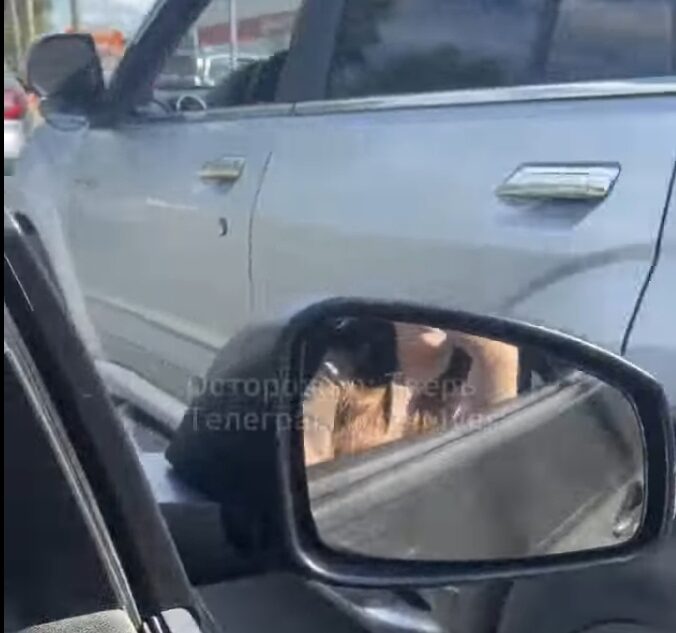 В Твери неадекват на внедорожнике обгонял по тротуару, подрезал и хамил В Твери неадекват на внедорожнике обгонял по тротуару, подрезал и хамил