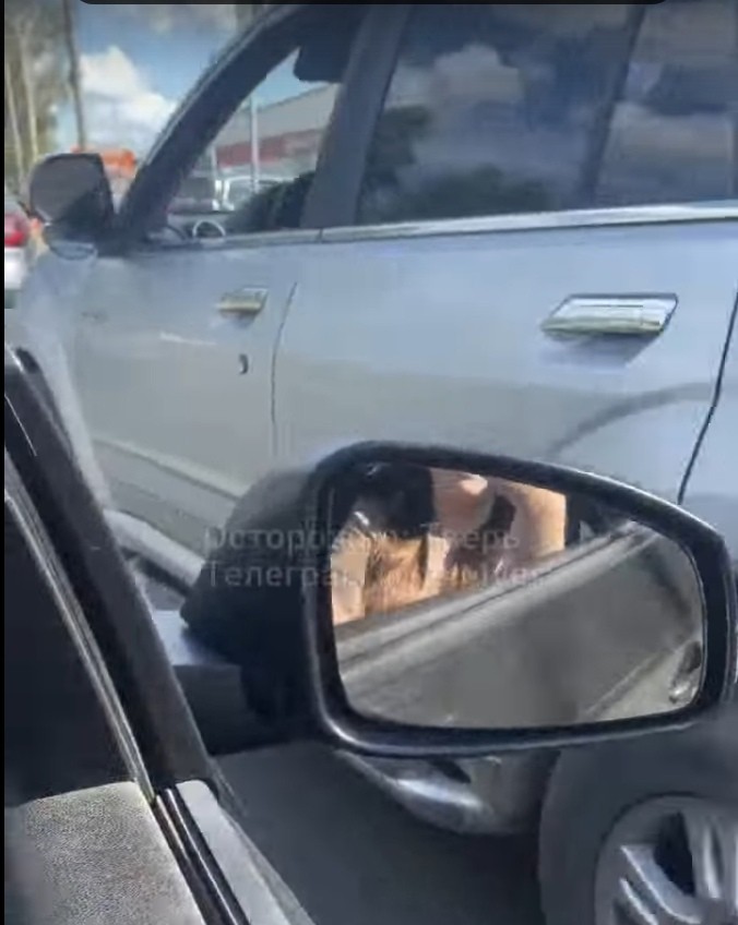 В Твери неадекват на внедорожнике обгонял по тротуару, подрезал и хамил