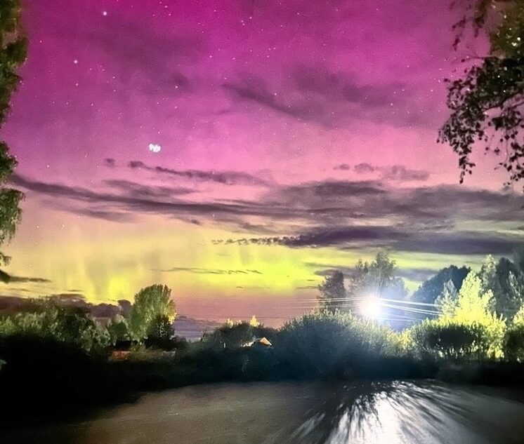 Жители Оленино поделились фотографиями северного сияния