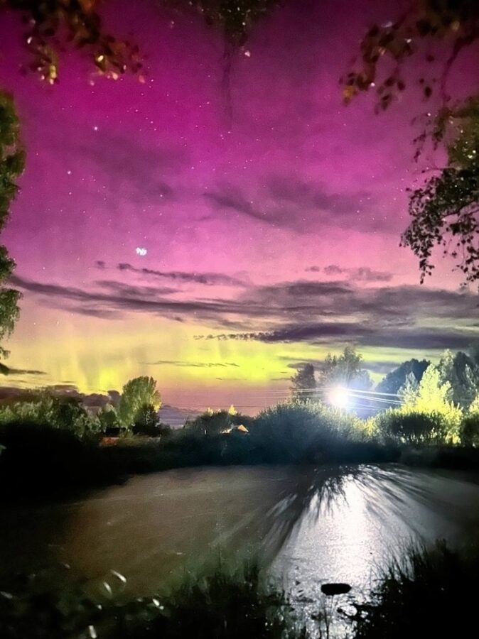 Жители Оленино поделились фотографиями северного сияния