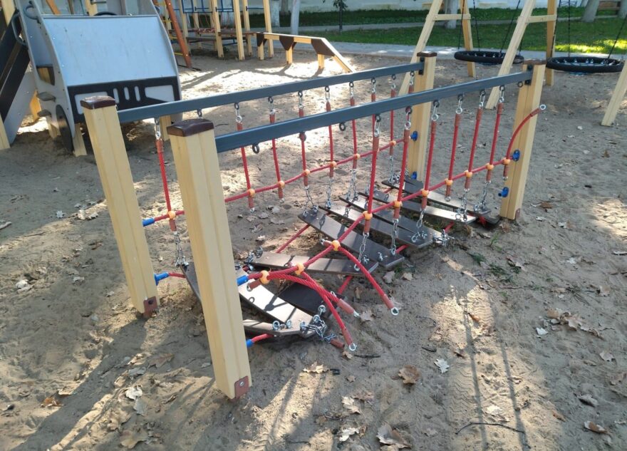 В Тверской области вандалы разгромили новую детскую площадку