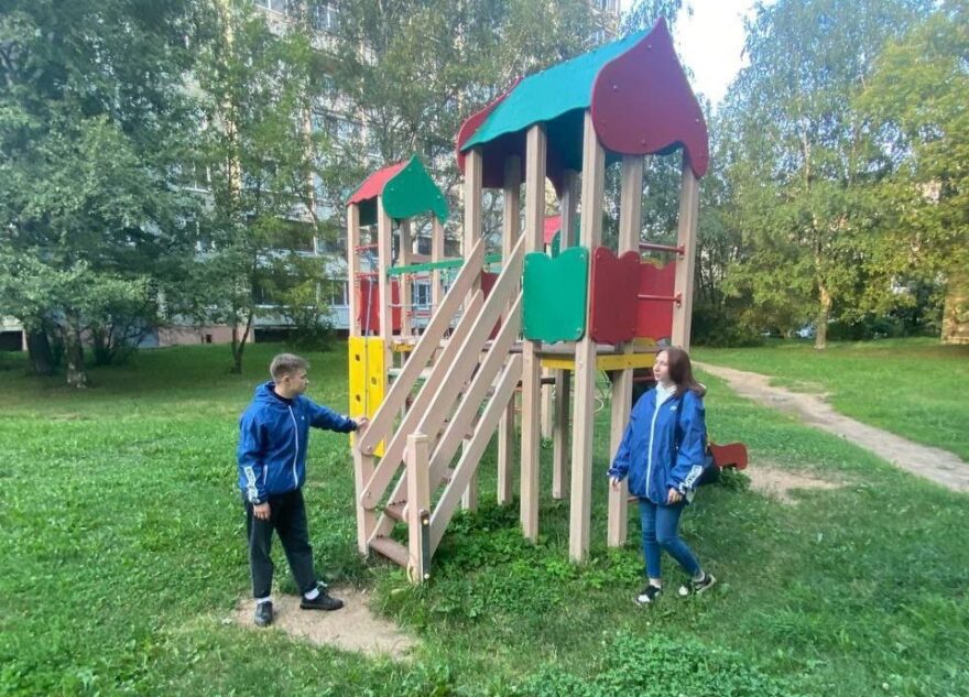 «Партийный десант» проводит проверки детских площадок в Твери
