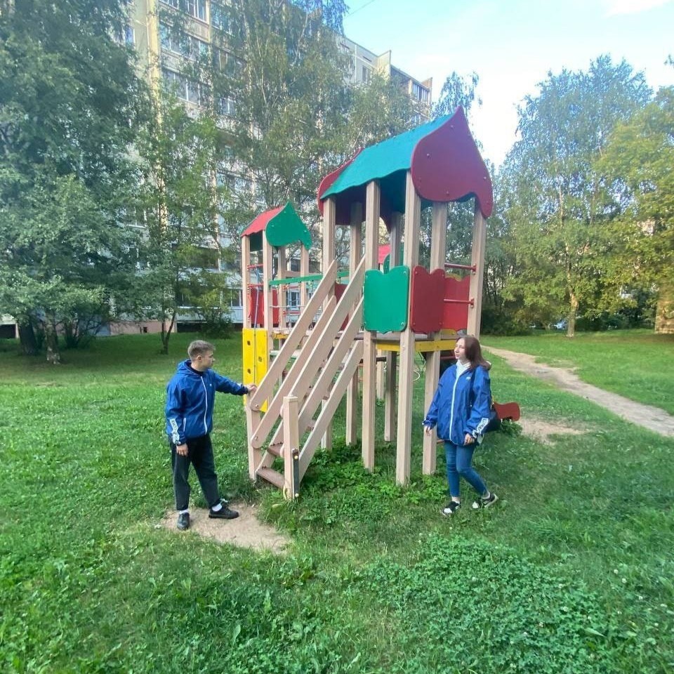«Партийный десант» проводит проверки детских площадок в Твери